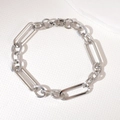 Gros plan du bracelet gourmette en acier inoxydable argenté avec maillons rectangulaires et fermoir - Style Trombone (LS08) / Acier