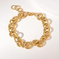 Gouden roestvrijstalen Cubaanse schakelarmband met karabijnsluiting op witte marmeren basis - Grovve Ronde Stijl (LS04) / Goud