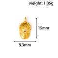 Vue macro du pendentif casquette de baseball dorée avec dimensions et détail cœur - Design Casquette (YP05)