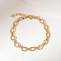 Goudkleurige roestvrijstalen Cubaanse schakelarmband met karabijnsluiting op wit - Omwikkelde Ovale Stijl (LS05) / Goud