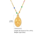 Detailweergave van ovale Maria-hanger met gekleurde kralen en maataanduidingen - Goud