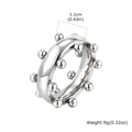 Vue détaillée d'une bague géométrique en argent avec billes en acier et dimensions 1,1cm - US 7 / Acier