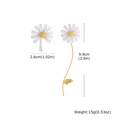 Vue détaillée de boucles d'oreilles marguerites asymétriques avec mesures et poids - Marguerite Asymétrique Or (EBD-122G)