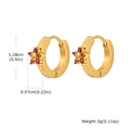 Dettaglio di orecchini a cerchio dorati con fiori rossi e misure di circa 1.28cm - Oro-Rosso