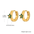 Dettaglio di orecchini a cerchio dorati con ciondoli a fiore in zircone verde - Oro-Verde