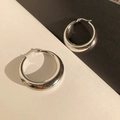 Polierte silberne breite Creolen mit minimalistischem Runddesign und sicherem Verschluss - Mittel (Außendurchmesser 30mm) / Silber
