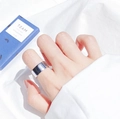 Primer plano de un anillo ancho minimalista de metal plateado en la mano sobre tela blanca - Abierto Ajustable / Estilo Pulido Ancho (911)