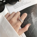 Detalle de anillo plateado multicapa combinado con camisa blanca y fondo de revista de moda - Abierto Ajustable / Estilo Envolvente de Triple Superposición (1214)