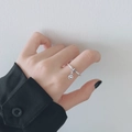 Anillo ajustable plateado con colgante de sonrisa y detalle de rayas negras - Abierto Ajustable / Estilo de Colgante Sonriente con Banda a Rayas (1090)