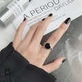 Anillo minimalista de cadena de plata con piedra negra redonda en dedo femenino - Abierto Ajustable / Estilo de Piedra Negra con Textura de Cadena (1078)
