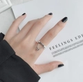 Anillo abierto plateado minimalista con grabado SMILE y un colgante de luna en cadena - Abierto Ajustable / Estilo de Colgante de Luna Creciente SMILE (1066)