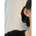 Primer plano de pendientes de perlas usados por una modelo con un estilo vintage - Estilo 2026 (Botones 8mm)