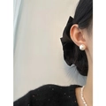 Vista detallada de un pendiente de perla blanca de 12mm en modelo para un look vintage elegante - Estilo 2026 (Botones 10mm)