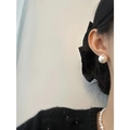 Detalle macro de elegantes pendientes de perla blanca grandes usados en estilo minimalista - Estilo 2026 (Botones 12mm)