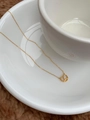 Collar dorado con colgante de nudo de corazón pretzel y circón en bandeja cerámica - Dorado