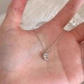 Collar con colgante de croissant de plata de ley S925 sostenido en la mano - Plateado