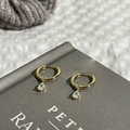 Pendientes de aro asimétricos dorados con elegantes colgantes de circón en forma gota - 2897 Colgante Dorado