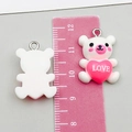 Ciondolo a forma di orso in resina bianca con cuore rosa, vista fronte e retro, 2,3 cm - Bianco (24496)