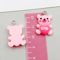 Ciondolo orsetto rosa in resina con cuore LOVE e gancio argento, 2,2cm, vista fronte e retro - Rosa (24497)