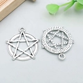 Antik-Silber-Sterne-Anhänger aus Legierung für DIY-Armbänder mit hohlem Pentagramm-Design - 1 Stück (28x31mm)