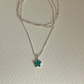 Collana con perline argentate e ciondolo a fiore in smalto verde scuro con faccina sorridente - Fiore Verde