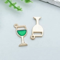 Goldener Legierungsanhänger in Weinglasform mit grüner Emaille für DIY-Schmuckstücke - Grünes Emaille-Weinglas (12349)