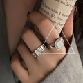 Conjunto de anillos de plata con circón cuadrado y banda texturizada estilo retro - Estilo de Diamante de Imitación Cuadrado en Forma de I (1093)