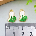 Misurazione dettagliata di ciondoli a cavolo in smalto verde e bianco con righello - Green Enamel Cabbage