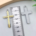 Dettaglio dei ciondoli a croce in lega da 40mm con trama antiscivolo e ganci - Croce K Bianca Gialla (22362) / 44x26mm