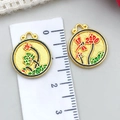 Détail du pendentif lotus jaune de 25 mm avec motif de libellule et de nuages - Libellule sur Feuille de Lotus Émail Jaune