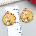 Vue détaillée du pendentif lotus de 2cm avec émail rose et règle de mesure de précision - Fleur de Lotus Émail Jaune
