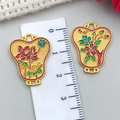 Vue détaillée du pendentif lotus chinois avec règle pour mesurer les dimensions - Éventail Lotus Émail Rouge