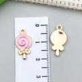Detalle de dijes de piruleta rosa en aleación con base dorada para joyería artesanal - Piruleta Rosa (10984)