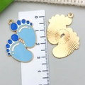 Vista detallada del colgante de pie en esmalte azul cielo con medida de 3,5 cm en regla - Huella Azul Lago (22975)