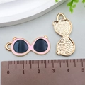 Ciondolo a forma di occhiali da sole in smalto rosa e oro per gioielli fai da te - Occhiali da Sole Smalto Rosa Nero 31*13mm (22897)