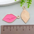 Ciondolo a labbra in smalto rosa e lega con trama a nido d'ape dorata e anellino - Labbra Smalto Rosa Rosso 31*13mm (22898)