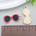 Ciondolo occhiali da sole in smalto rosso e nero per gioielli fai da te con retro dorato - Occhiali da Sole Smalto Rosso Nero 31*13mm (22900)