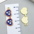 Détail du pendentif en forme de cœur drapeau américain avec émail et règle de mesure - Style Lunettes (23113)