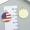 Vue détaillée de pendentifs drapeau américain émaillés de 20mm avec règle de mesure - Médaille Ronde 18mm (23122)
