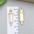 Détail de breloques seringues en alliage avec émail blanc et placage or pour bijoux - Seringue Émail Blanc 43x13mm (23229)