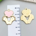 Colgante de corazón con huella rosa y base dorada para creación de joyas DIY - Pink Enamel Footprint / 25x21mm