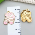 Colgantes de esmalte en forma de calcetín de rayas rosas y blancas para joyería DIY - Calcetín a Rayas de Esmalte Rosa / 21x18mm