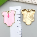 Colgante mameluco rosa en aleación esmaltada con reverso dorado de textura solar - Traje de Bebé de Esmalte Rosa (Corbata) / 28x25mm