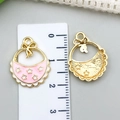 Colgantes de babero rosa en esmalte con lazo para creación de joyas artesanales - Delantal de Esmalte Rosa / 20x16mm