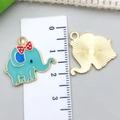 Colgante de elefante en esmalte verde menta con acabado dorado para joyas DIY - Elefante con Lazo de Esmalte Azul Lago (22971)