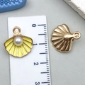 Gele schelphanger met parel en gouden achterkant voor DIY-sieraden maken - Kunstmatige Parelschelp (23198)