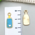 Colgante de biberón azul lago de aleación con tapa amarilla para joyería DIY - Biberón Azul Lago (22985)