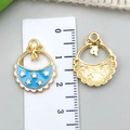 Colgante de babero de bebé azul y blanco en aleación con estrella y lazo decorativo - Babero Azul Lago (22987)