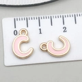 Ciondolo lettera C in smalto rosa con cornice dorata per creazione gioielli DIY - Lettera C
