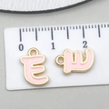 Ciondolo alfabeto smaltato rosa e oro per gioielli DIY, misura tra 1,5-2 cm - Lettera E